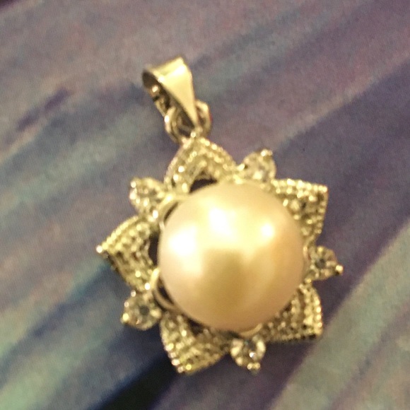 🔆SOLD🔆 Lot of Faux Pearls, Silver tone, and Gem decor pieces - Picture 3 of 6